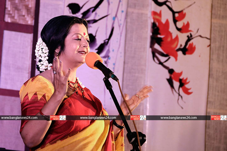 ‘কবিতা বেছে নেওয়াটা খুব জরুরি’