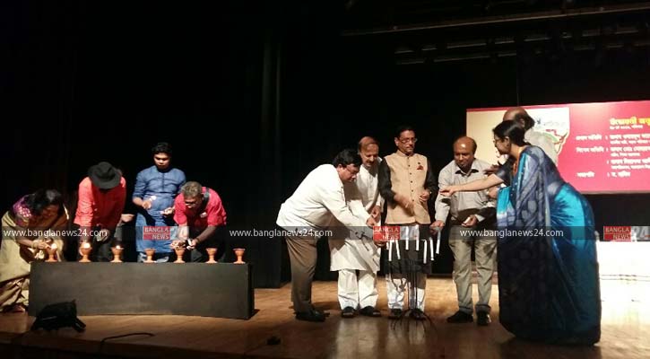 রাস্তার সঙ্গে মঞ্চ মেলাতে পারছি না