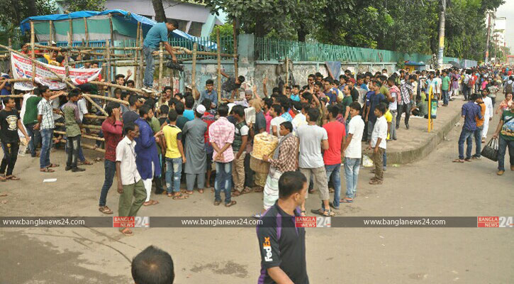 টিকিটের অপেক্ষায় হাজারো ক্রিকেটপ্রেমী