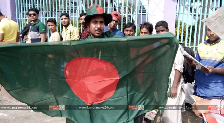‘টিকিট না পেলে গেটে দাঁড়িয়ে থাকবো’