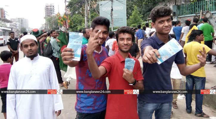 হাতে টিকিট, চোখে মুখে তৃপ্তির ঝিলিক