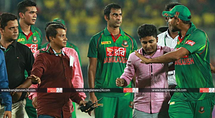 নিয়ম ভেঙ্গে মাঠে প্রবেশ করা তরুণকে থানায় জিজ্ঞাসাবাদ