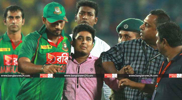 খেলার মাঝেই মাঠে মাশরাফি ভক্ত