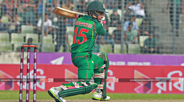 মাইলফলকের সামনে মুশফিক