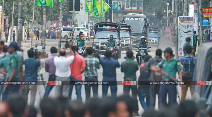 কড়া নিরাপত্তায় ইংলিশ দলের স্টেডিয়ামে প্রবেশ