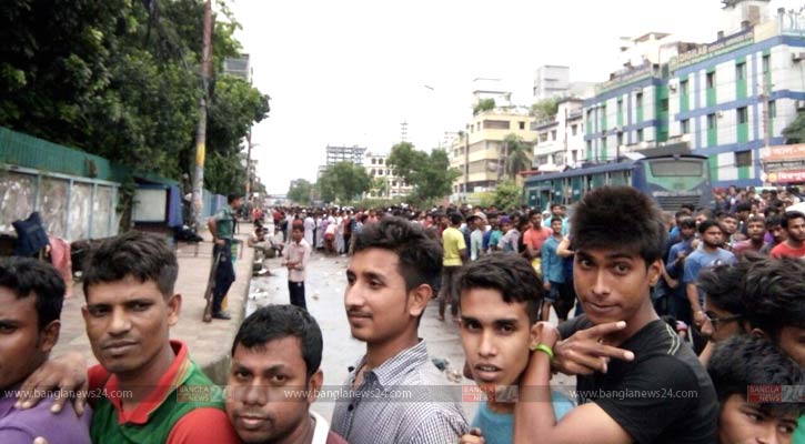 হাতে বহুল প্রতীক্ষার টিকিট, মুছে গেছে ক্লান্তির গ্লানি