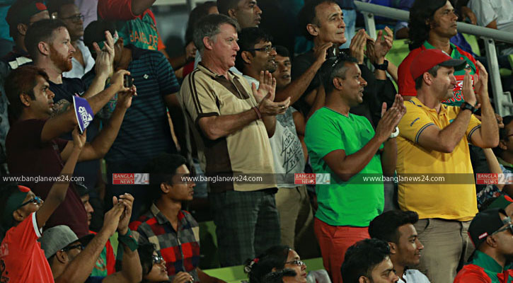 ‘বাংলাদেশ-বাংলাদেশ’ ধ্বনিতে উত্তাল গ্যালারি