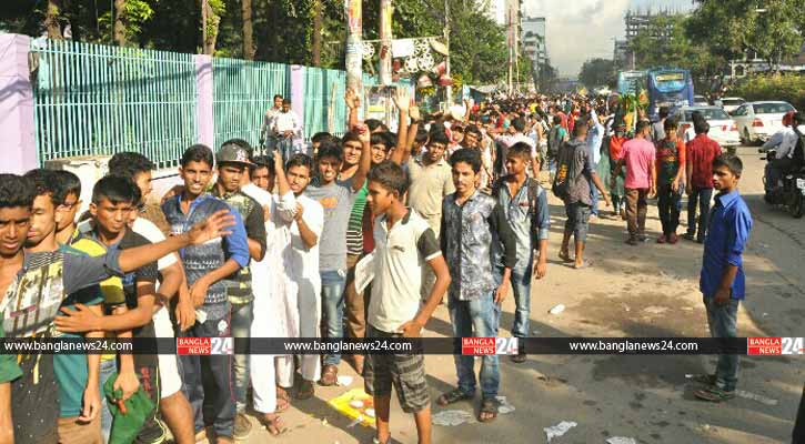 টিকিট বিক্রি চলছে, দীর্ঘ লাইনে অপেক্ষা