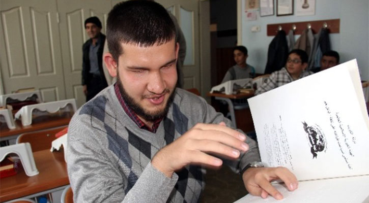 দৃষ্টি প্রতিবন্ধী তাহা আট মাসে কোরআন মুখস্থ করলেন