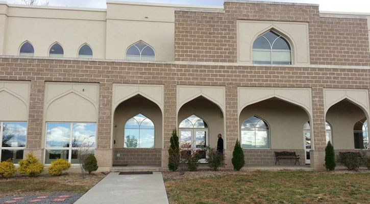 আমেরিকায় মসজিদ প্রাঙ্গণে ভালোবাসার বার্তা ছড়িয়ে দিলো অমুসলিমরা