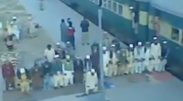 সফর অবস্থায় নামাজ সংক্ষিপ্ত করাই ইসলামের নির্দেশ