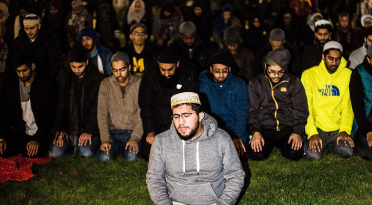 মিশিগানে অমুসলিম শিক্ষার্থীদের পাহারায় নামাজ আদায়ের বিরল নজির