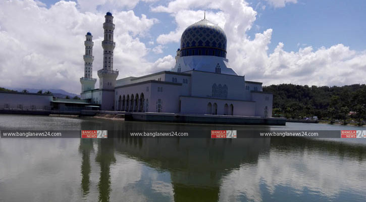 আকাশের হেলান দিয়ে মসজিদ ভাসে ওই