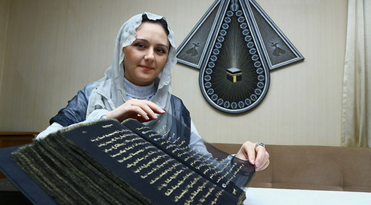 সিল্কে সোনার হরফে পুরো কোরআন লিখলেন আজারবাইজানের নারী চিত্রশিল্পী