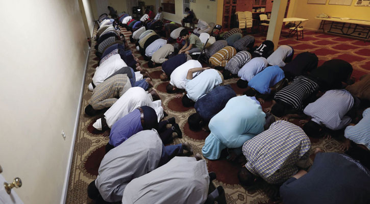 জর্জিয়া ইউনিভার্সিটির মুসলিম শিক্ষার্থীদের জায়নামাজ উপহার