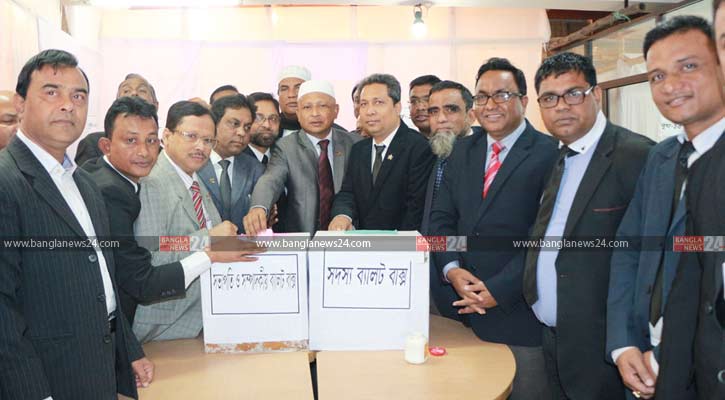 সিলেট জেলা আইনজীবী সমিতির নির্বাচনে ভোট গ্রহণ চলছে