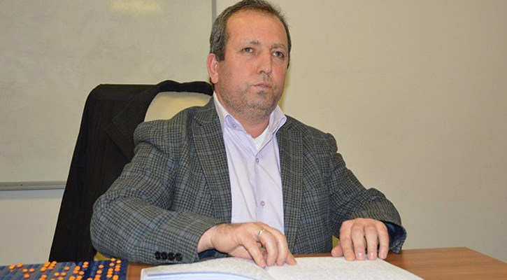 ২৫ বছর ধরে কোরআন শেখাচ্ছেন দৃষ্টিহীন শিক্ষক