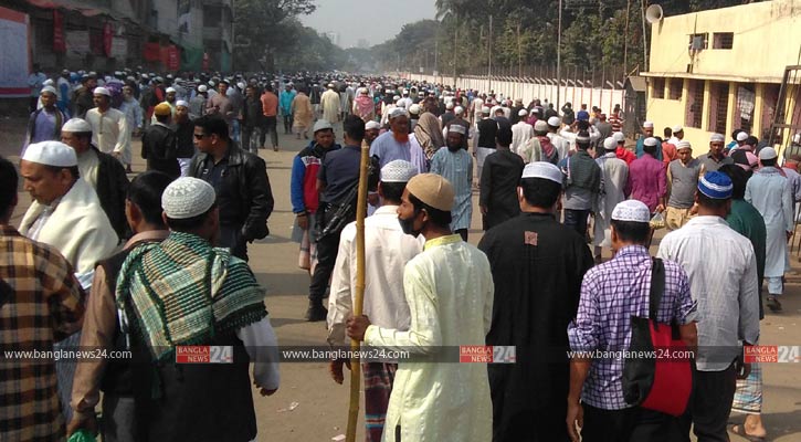 ইজতেমা ময়দানে লাখো মুসল্লির জুমা আদায়