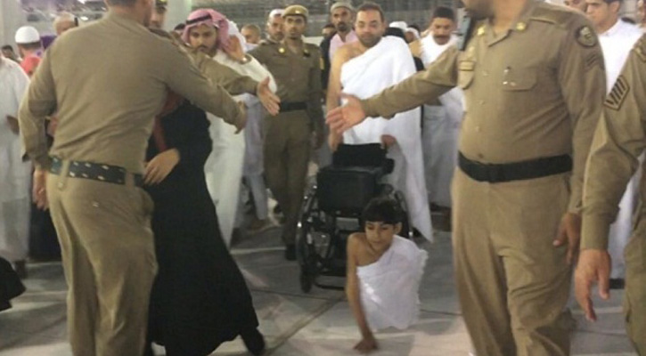 কাতারের ‘বিশেষ শিশু’ হাতে ভর দিয়ে কাবা তাওয়াফ করলো