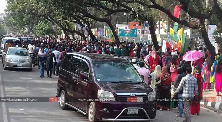 বইমেলা এলাকায় রিকশা-গাড়ির চাপ, অসন্তোষ