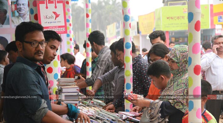 দর্শনার্থী নয়, এখন ক্রেতাদের ভিড় মেলায়