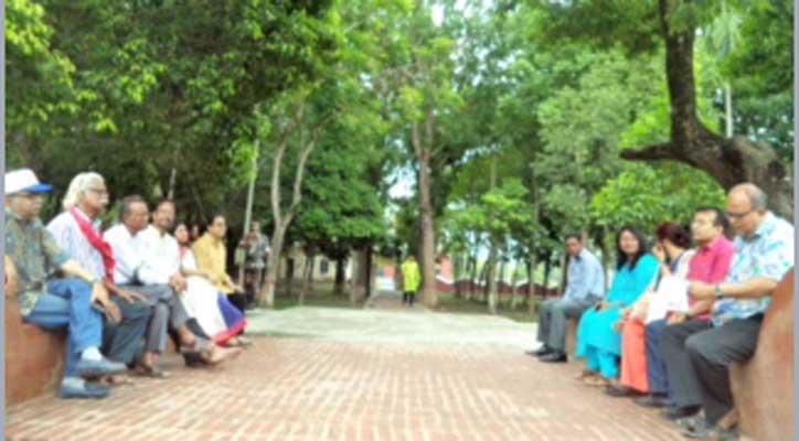 রবীন্দ্র কুঠিবাড়ির বকুলতলায় কবিতা পাঠের আসর