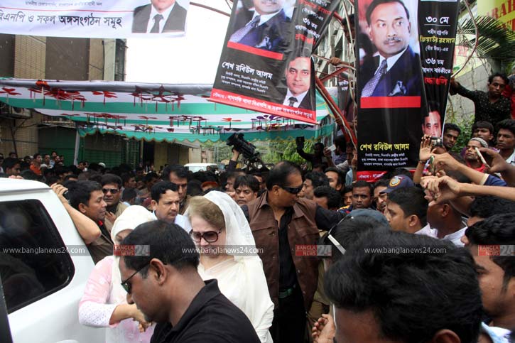 দুস্থদের মধ্যে খাবার ও কাপড় বিতরণ খালেদার