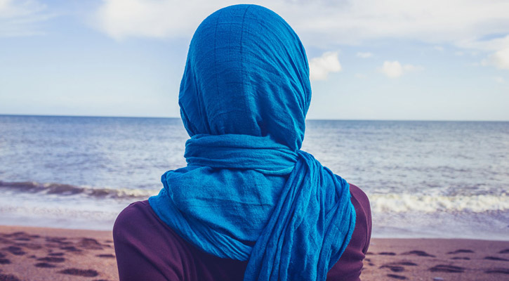 হিজাব খুলে নেওয়ায় জরিমানা দিলো আমেরিকার পুলিশ