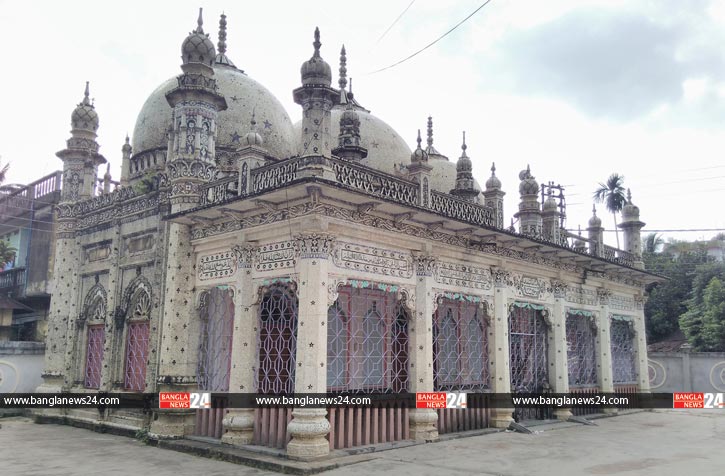 সুন্দর মসজিদ, কিন্তু ৫ ওয়াক্ত নামাজে ইমাম একা