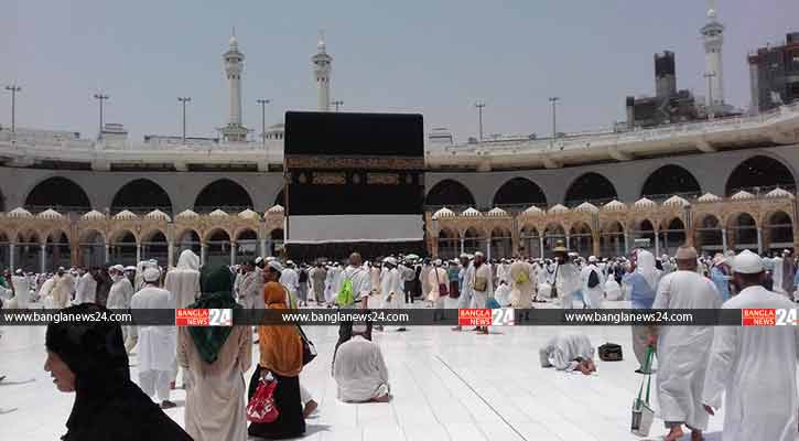 হজের অপেক্ষায় ইবাদত-বন্দেগিতে সময় কাটাচ্ছেন হজযাত্রীরা