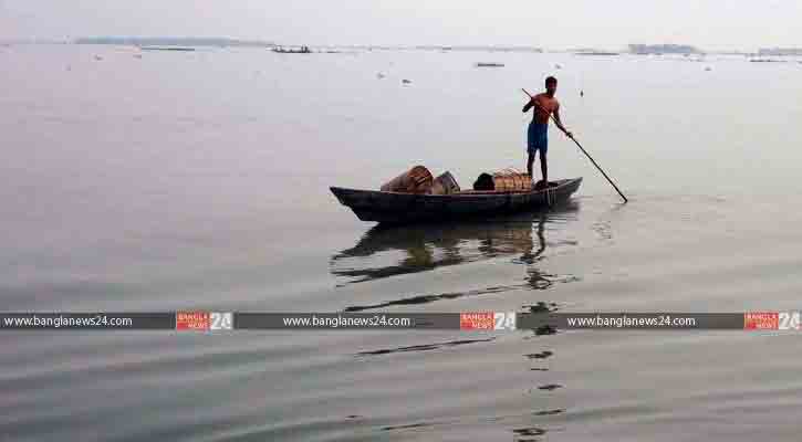 ‘আন্ধার রাইতে কারে নিয়া নাও বাও মাঝি?’