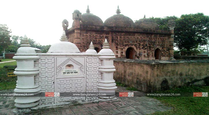 সোয়া দুশ’ বছরের পুরনো নয়াবাদ মসজিদে