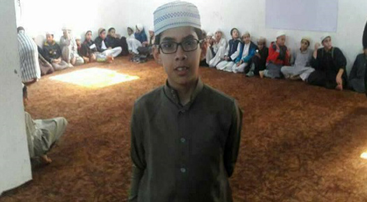 এক বৈঠক পুরো কোরআন তেলাওয়াত করে আলোচনায় কিশোর হাফেজ