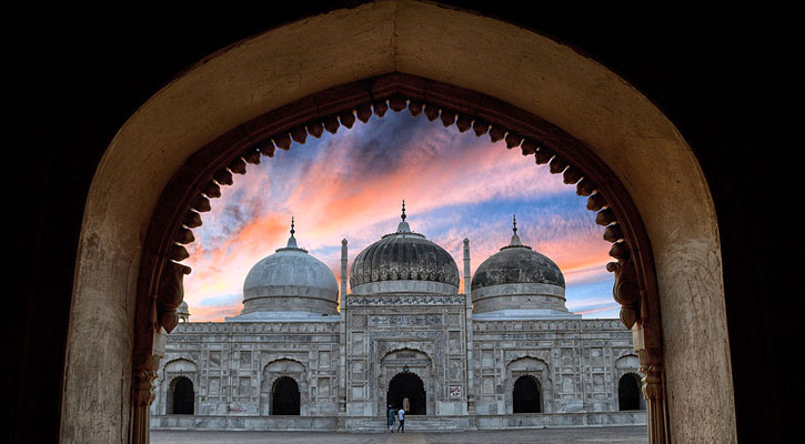 সবকিছুতে মধ্যম পন্থা অবলম্বন উত্তম