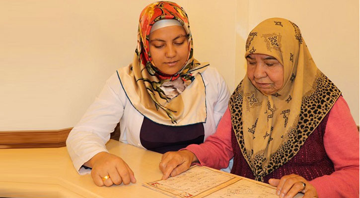 ৬৬ বছর বয়সী নারী পবিত্র কোরআন শিখছেন