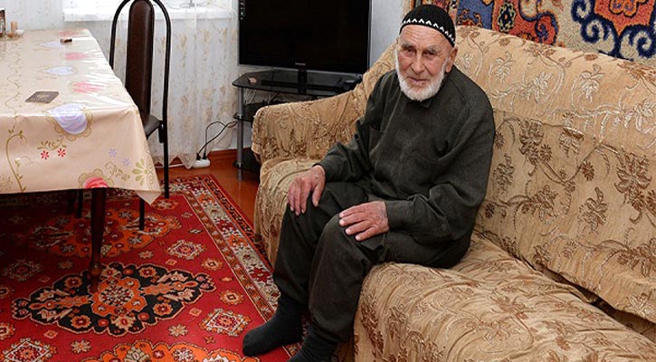 কোরআন শিখলেন ইঙ্গুশেতিয়ার শতবর্ষী বৃদ্ধ