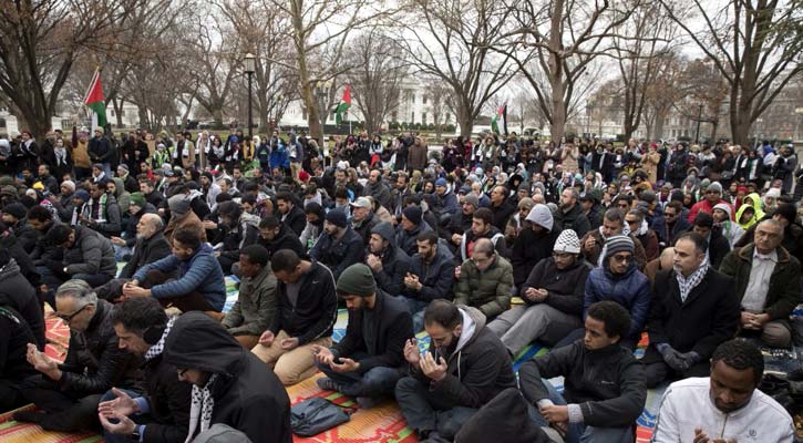 হোয়াইট হাউজের সামনে নামাজ আদায় করে প্রতিবাদ