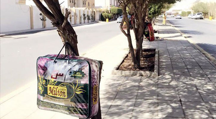 অভাবীদের জন্য গাছে ঝুলছে সারি সারি কম্বল