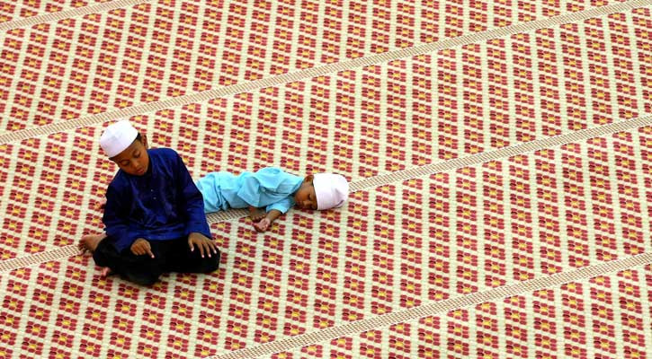 মসজিদে অহেতুক গল্পগুজব জায়েজ নেই