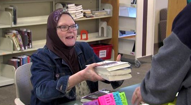 মুসলিমদের সমর্থনে খ্রিস্টান লেখিকার হিজাব পরিধান