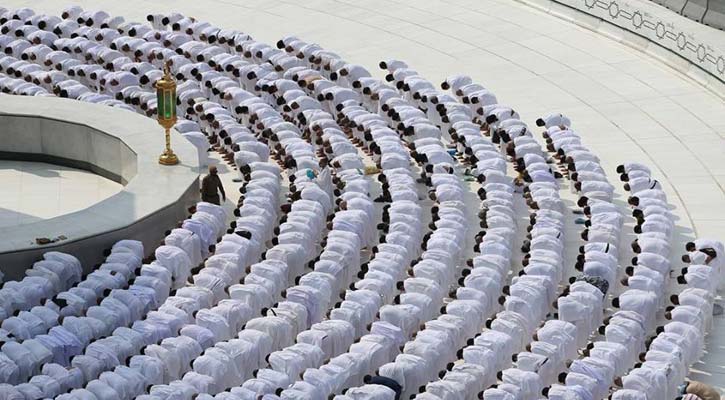 বিনম্র নামাজ: মুমিনের সফলতার প্রথম সিঁড়ি