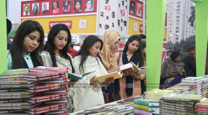 এখনও উপন্যাস-হুমায়ূন খুঁজে ফেরেন পাঠক