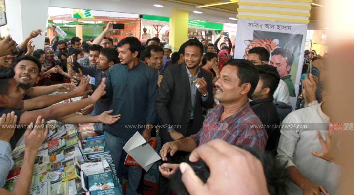বইমেলায় লেখক ‘সাকিব’ উন্মাদনা 