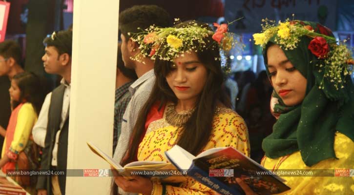 মাথায় ফুলের মুকুট, হাতের শোভা বই