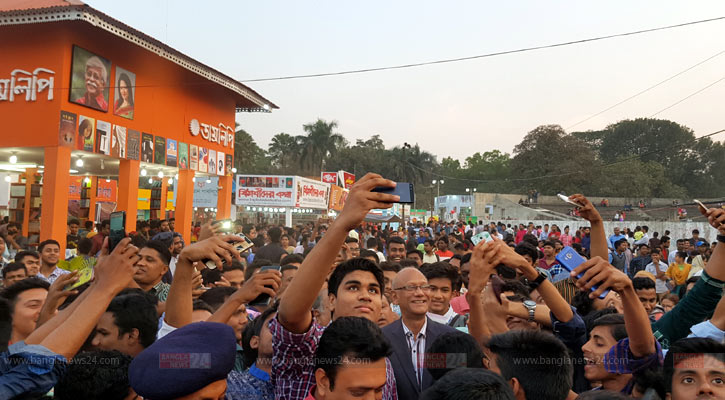 বইমেলায় সেলফিবাজদের পাল্লায় শিক্ষামন্ত্রী 