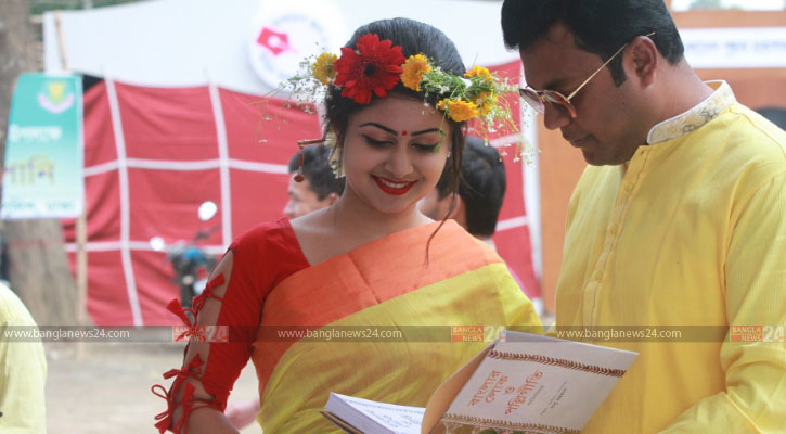 ভালোবাসা দিবসে তরুণদের চোখ রোম্যান্টিক বইয়ে