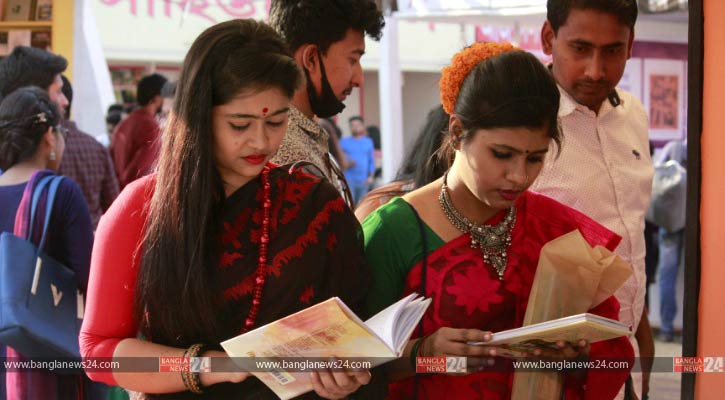 মেলার প্রথম প্রহরে বইপ্রেমীদের ভিড়