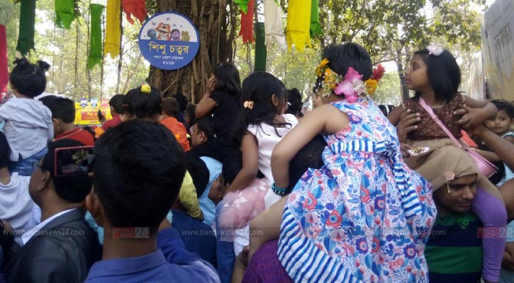 বাবার ‘মাথায়’ মেয়ের আবদার