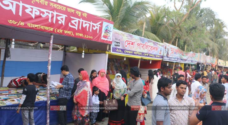 খুলনা বইমেলায় উপচেপড়া ভিড়