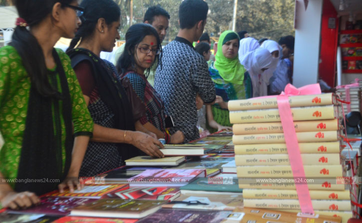 পাঠকের আগ্রহ বাড়ছে রচনা সমগ্রে